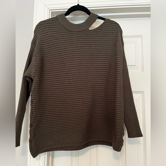 Key hole cutout fall sweater - Picture 3 of 3